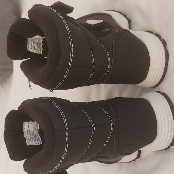 Brand new never worn snow boots!!!!! - Picture 2 of 5